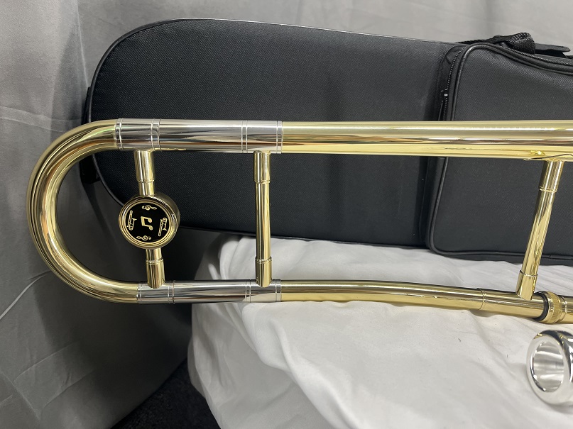 Musical Instrument Logo - Professionele alttrombone, een koperen blaasinstrument, met